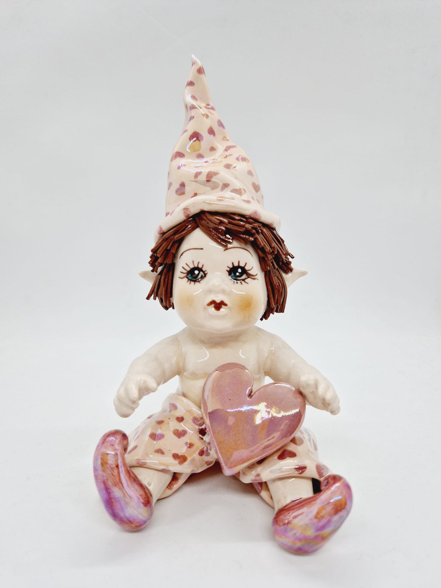 Sitting elf with heart