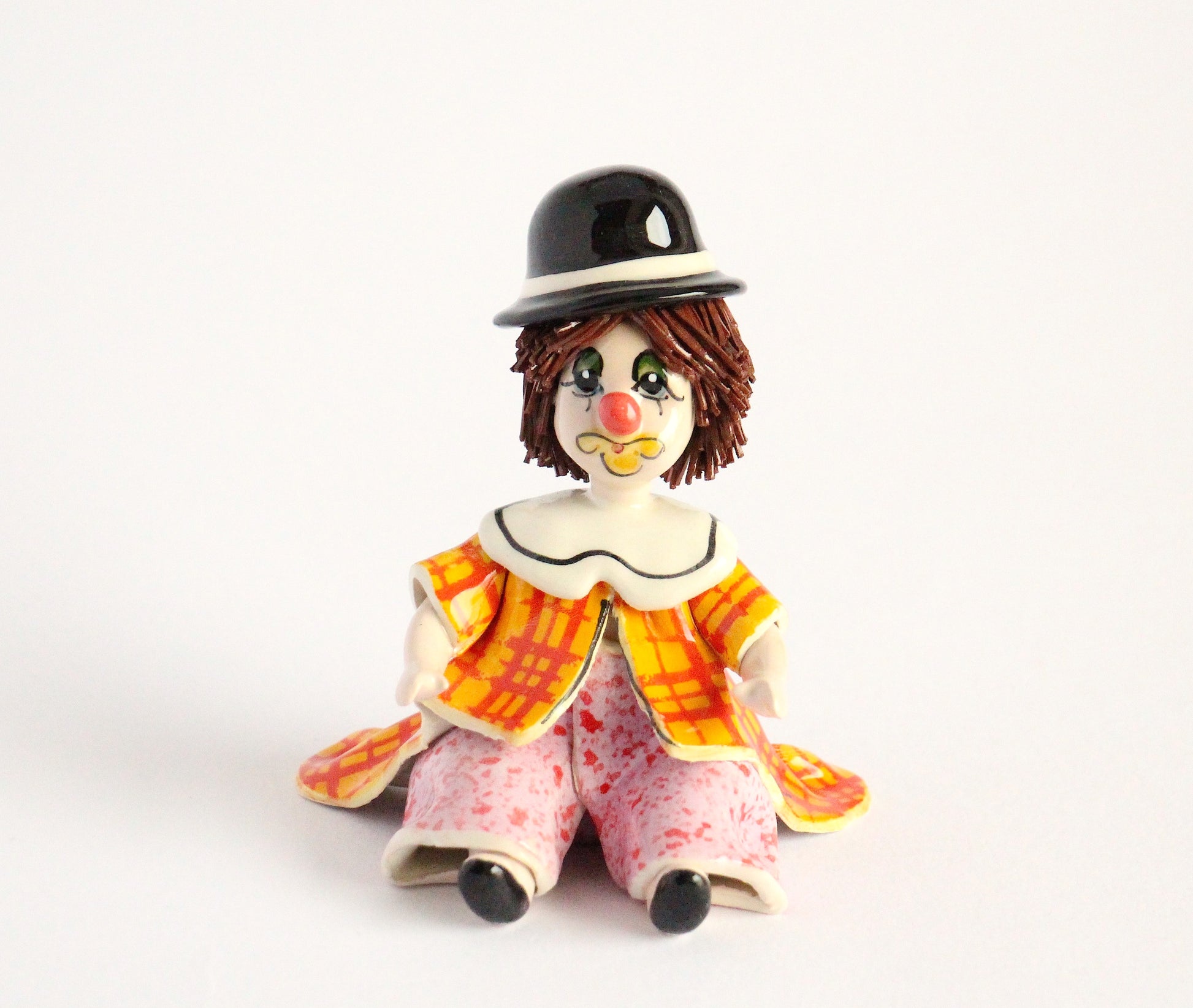 Sitting clown- black hat